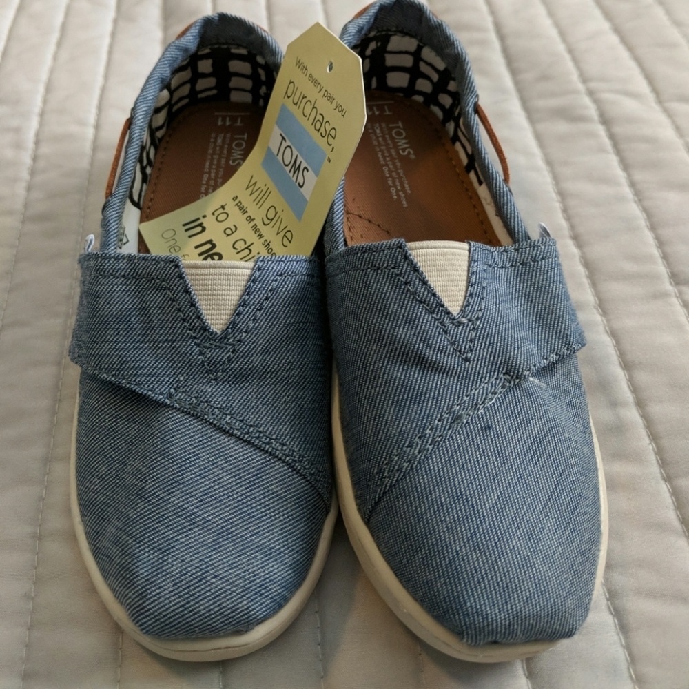 BNWT Toms 11T
